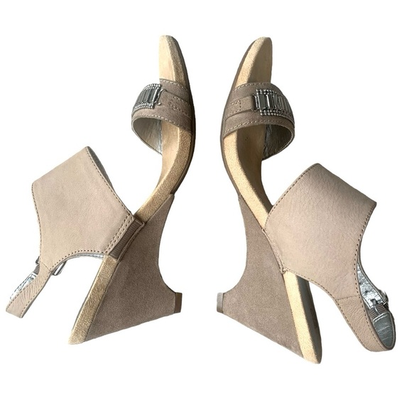 Anne Klein Akrio Tan Suede Leather Wedge Heels Metallic Strap & Buckle Size 7.5 - Picture 5 of 8